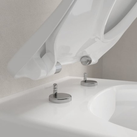 Villeroy & Boch Avento тоалетна със Slim капак и Ceramic Plus покритие